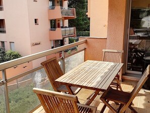 Outdoor dining - Charming T2 with Large Terrace, Near Beach and Shops in La Favière, Bormes-les-Mimosas (Bormes-les-Mimosas)