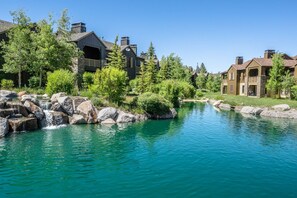 Ein Wohngebiet mit Fluss, Häusern mit Balkonen und einer natürlichen Umgebung.