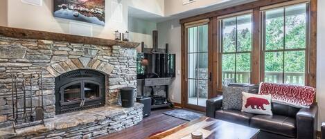 Televisión y chimenea