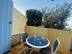 Outdoor dining - Quiet studio with terrace and parking, Narbonne Beach (Narbonne)