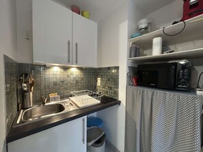 Réfrigérateur, micro-ondes, plaque de cuisson, cafetiÚre/bouilloire