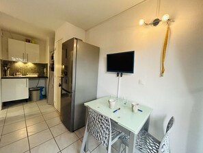 Réfrigérateur, micro-ondes, plaque de cuisson, cafetiÚre/bouilloire