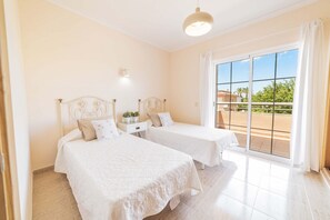 5 habitaciones, tabla de planchar con plancha y cuna de viaje