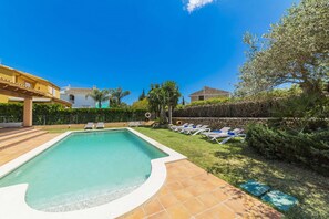 Una piscina al aire libre