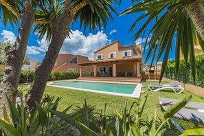 Pool - Large villa for 10 with private pool and beach location, near Alcudia, Mallorca (Alcudia)