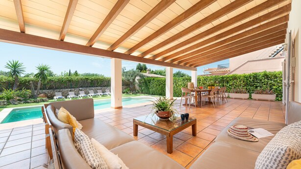 Outdoor dining - Large villa for 10 with private pool and beach location, near Alcudia, Mallorca (Alcudia)