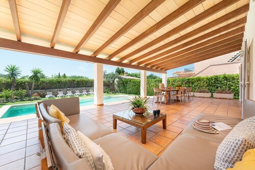 Large villa for 10 with private pool and beach location, near Alcudia, Mallorca