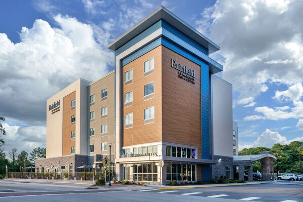 A Fairfield by Marriott hotel with a modern design, featuring a prominent entrance and multiple windows. - Fairfield Inn & Suites by Marriott Virginia Beach Town Center (Virginia Beach)