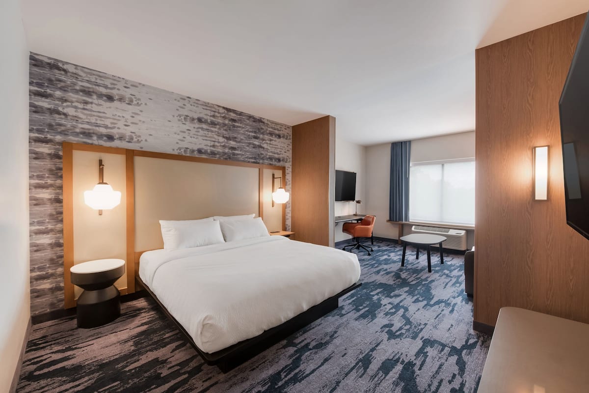 Escritorio, espacio para trabajar con laptop y ropa de cama