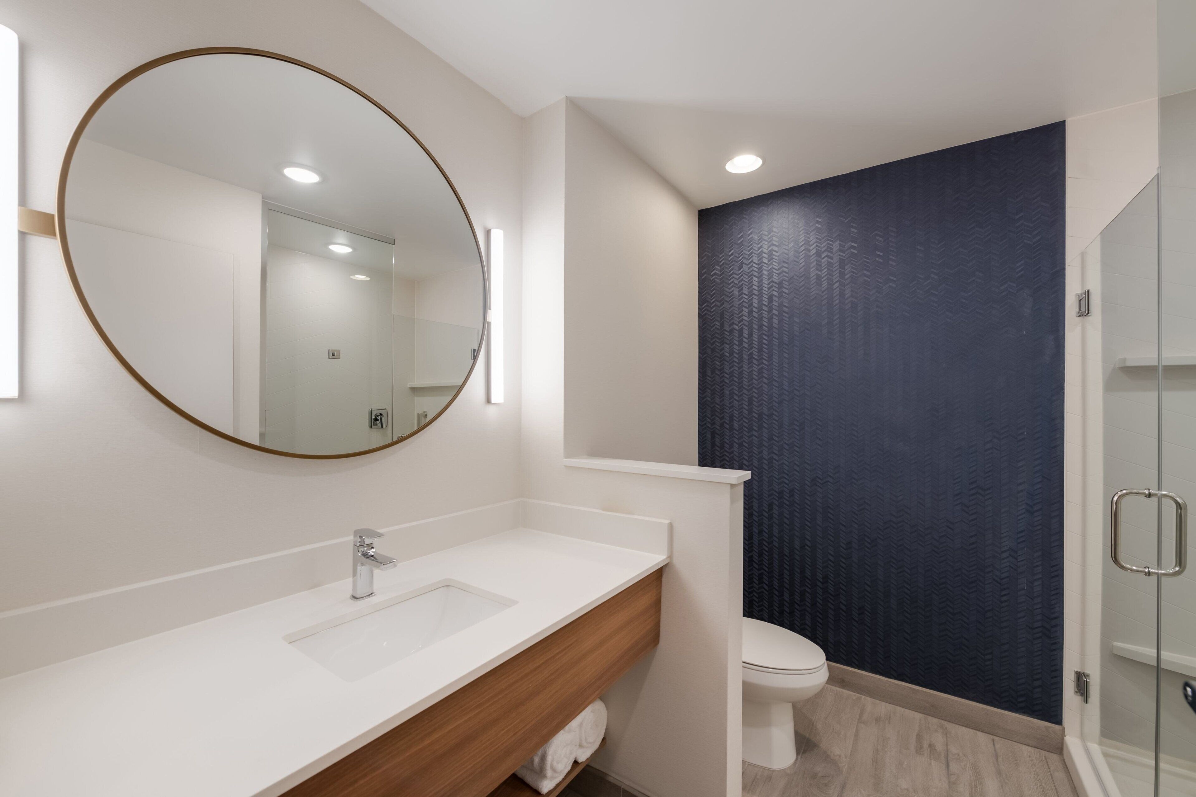 room, 1 king bed | bathroom | combined shower/bathtub, towels