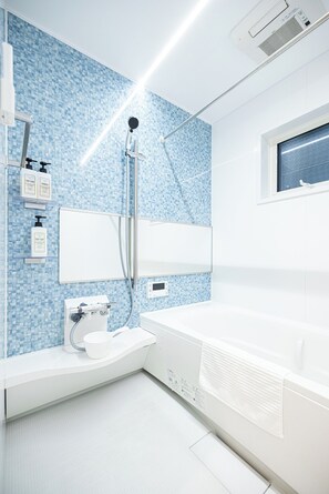 Appartement, non-fumeurs (A) | Salle de bain | Baignoire et douche séparées, douche à « effet pluie »