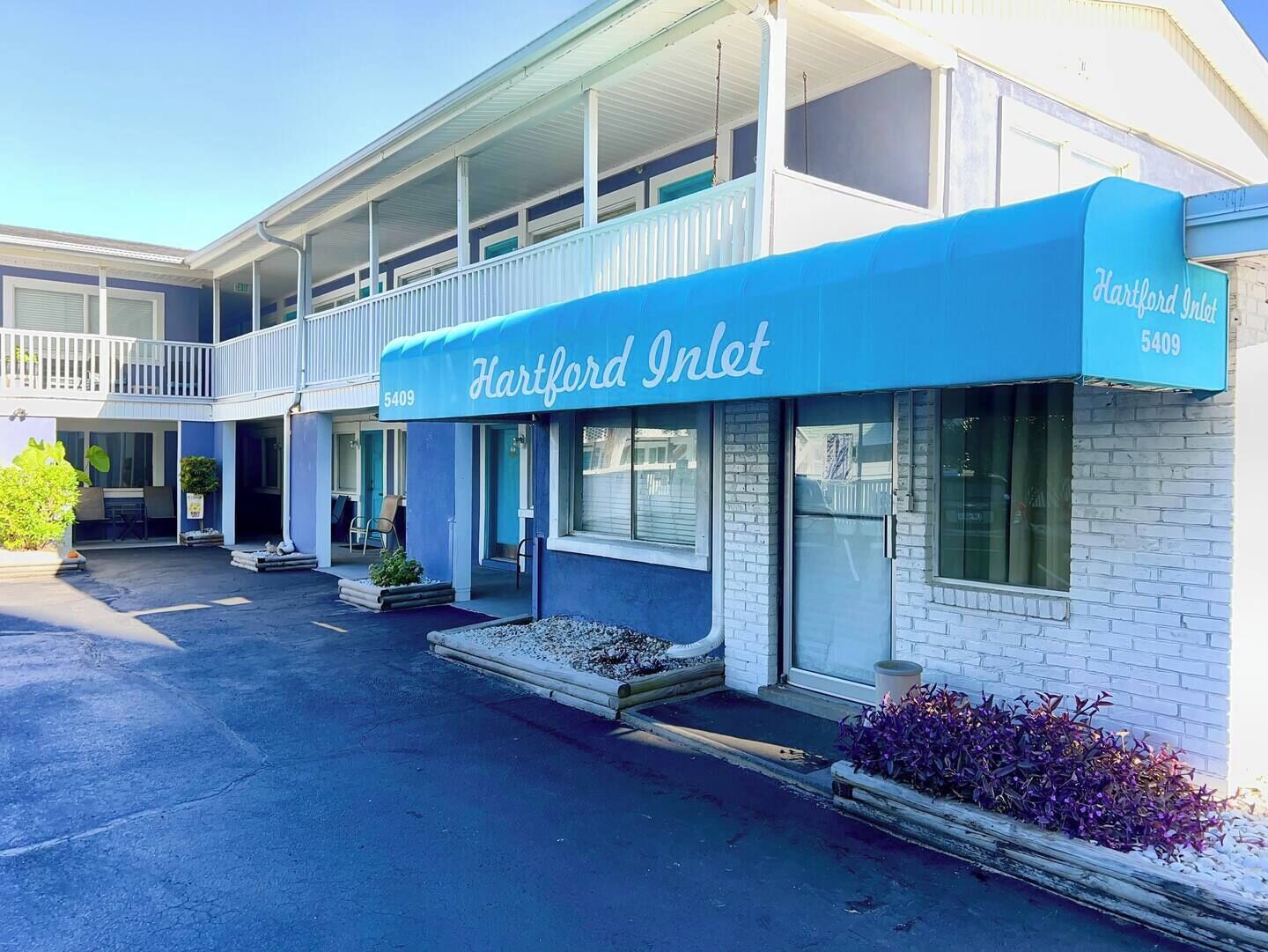 A two-story motel with a blue awning labeled "Hartford Inlet 5409".