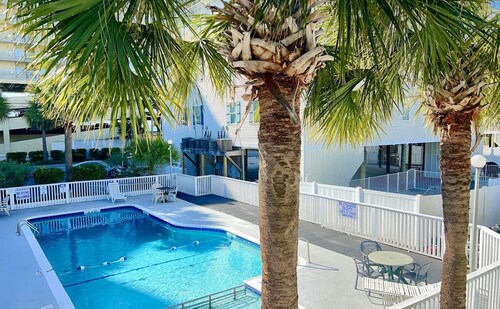 Your conveniently located North Myrtle Beach bungalow awaits!!