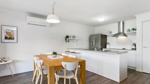 Réfrigérateur, four à micro-ondes, un four, surface de cuisson