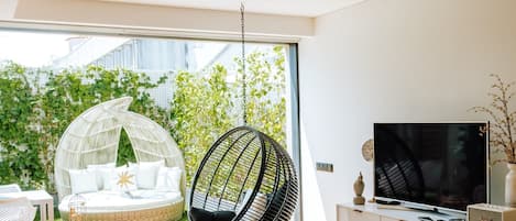 Smart TV, books, stereo