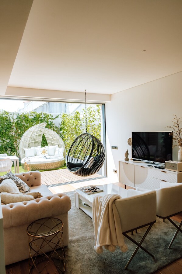 Smart TV, books, stereo