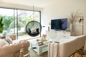 Smart TV, books, stereo