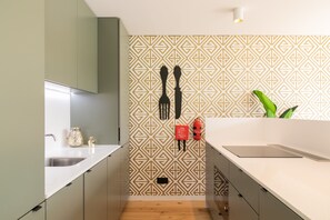 Kühlschrank, Mikrowelle, Herdplatte, Geschirrspüler
