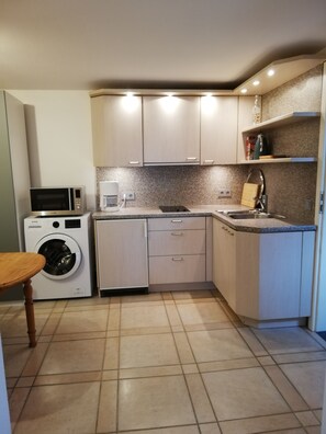 Kühlschrank, Mikrowelle, Herdplatte, Wasserkocher mit Kaffee-/Teezubehör