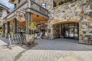 Een stenen gebouw met een houten balkon en een bord waarop staat: "Unique Colorado Gifts."