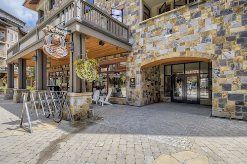 Mill Club 2 Bedroom Condo!! Ski In/Out in Copper's Center Village!!