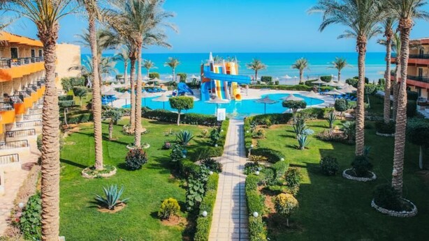 A resort with a swimming pool, palm trees, and a clear view of the ocean. - Retal View Resort El Sokhna (Ataqah)