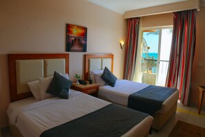 Minibar, safe på rommet, skrivebord og blendingsgardiner