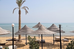 Private beach, beach umbrellas, beach towels, beach bar - Retal View Resort El Sokhna (Ataqah)