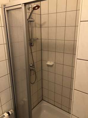 Shower, hair dryer, towels, soap - Ferienwohnung Plauen W1 (Plauen)