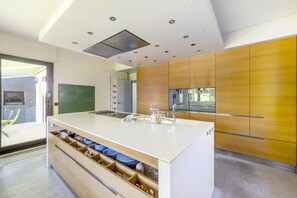 Fridge, microwave, oven, stovetop - BEAUTIFUL ARCHITECT HOUSE WITH POOL NEAR VERSAILLES (Bougival)