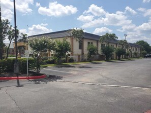 Property grounds - Coratel Inn & Suites By Jasper New Braunfels IH-35 EXT 189- 2 Queen Bed NS (New Braunfels)