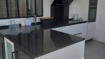 Een koelkast, een microgolfoven, een oven, een kookplaat