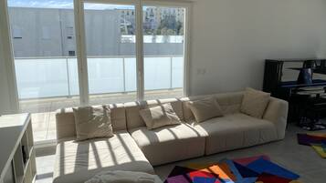 Smart-tv en een tafeltennistafel