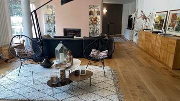 Télévision, lecteur de DVD, table de tennis de table, chaßne hi-fi