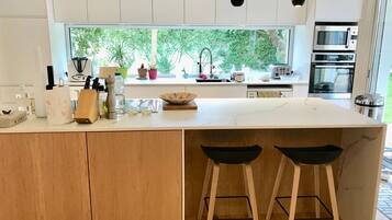 Een koelkast, een microgolfoven, een oven, een kookplaat