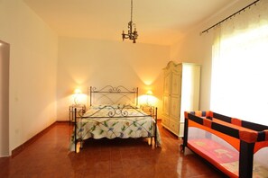 3 quartos, ferros/tábuas de passar roupa, roupa de cama