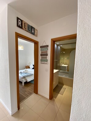 1 chambre, fer et planche Ă repasser, Wi-Fi gratuit, draps fournis