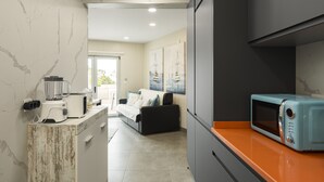 A compact kitchen with a blender, toaster, and microwave on the counter. - Marina Luxor - Vilamoura (Vilamoura)