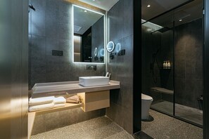 Phòng đôi tiện nghi đơn giản | Phòng tắm | Đồ dùng nhà tắm miễn phí, máy sấy tóc, dép đi trong nhà 