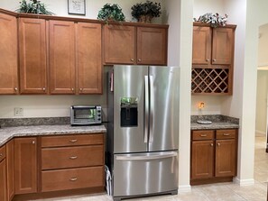 Cafetera y tetera, refrigerador, microondas y horno 