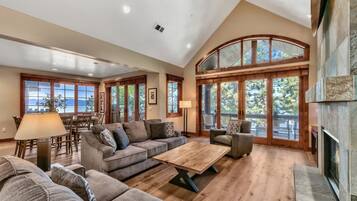 Televisión y chimenea