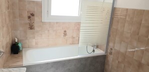 Baignoire, serviettes fournies, savon, papier toilette