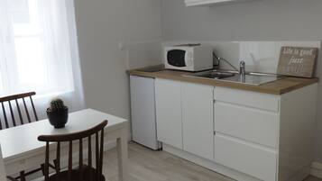 Een koelkast, een microgolfoven, een kookplaat
