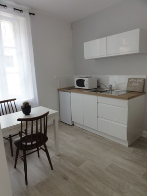 Køleskab, mikrobølgeovn, kogeplade, kaffe-/temaskine