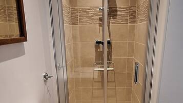 Douche, sèche-cheveux, serviettes fournies, savon