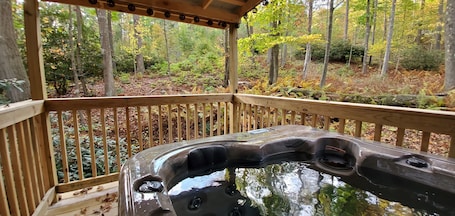 Outdoor spa tub. Lewis' Cottage - Woodland Retreat Near Ohiopyle