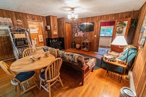 TV, DVD player, stereo - Lewis' Cottage - Woodland Retreat Near Ohiopyle (Farmington)