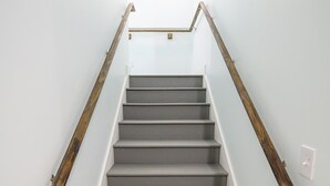 Portaat, joissa on puiset kaiteet ja vaaleanvärinen seinä.