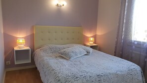 4 habitaciones, tabla de planchar con plancha y cuna de viaje 
