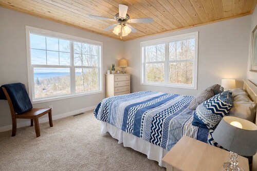 Lake View|Fire Pit|Modern|Perfect Location